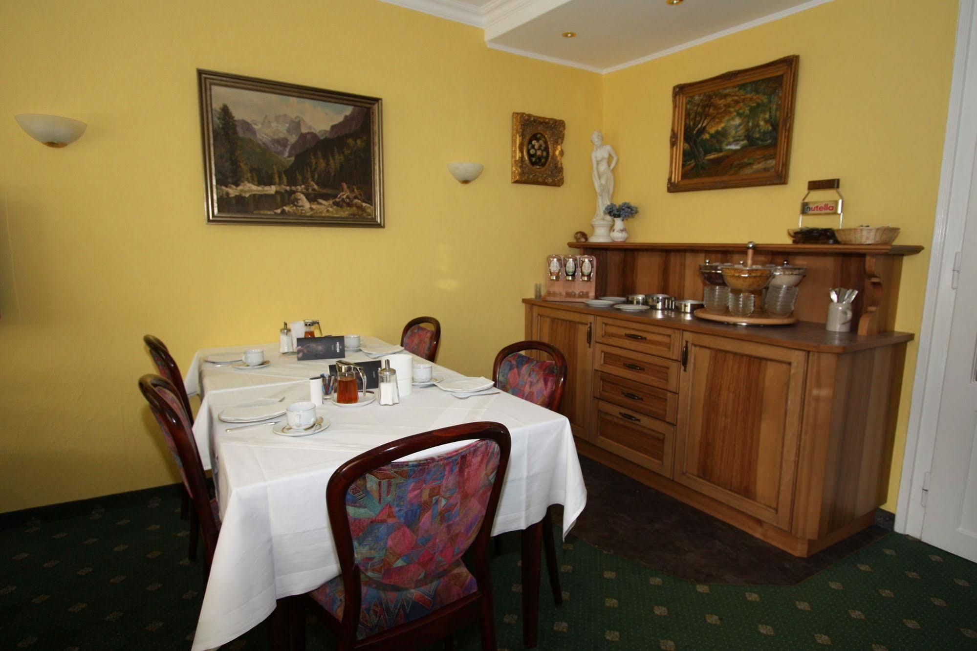 Hotel Garni Almenrausch Und Edelweiss การ์มิช-พาร์เทนเคียร์เชน ภายนอก รูปภาพ