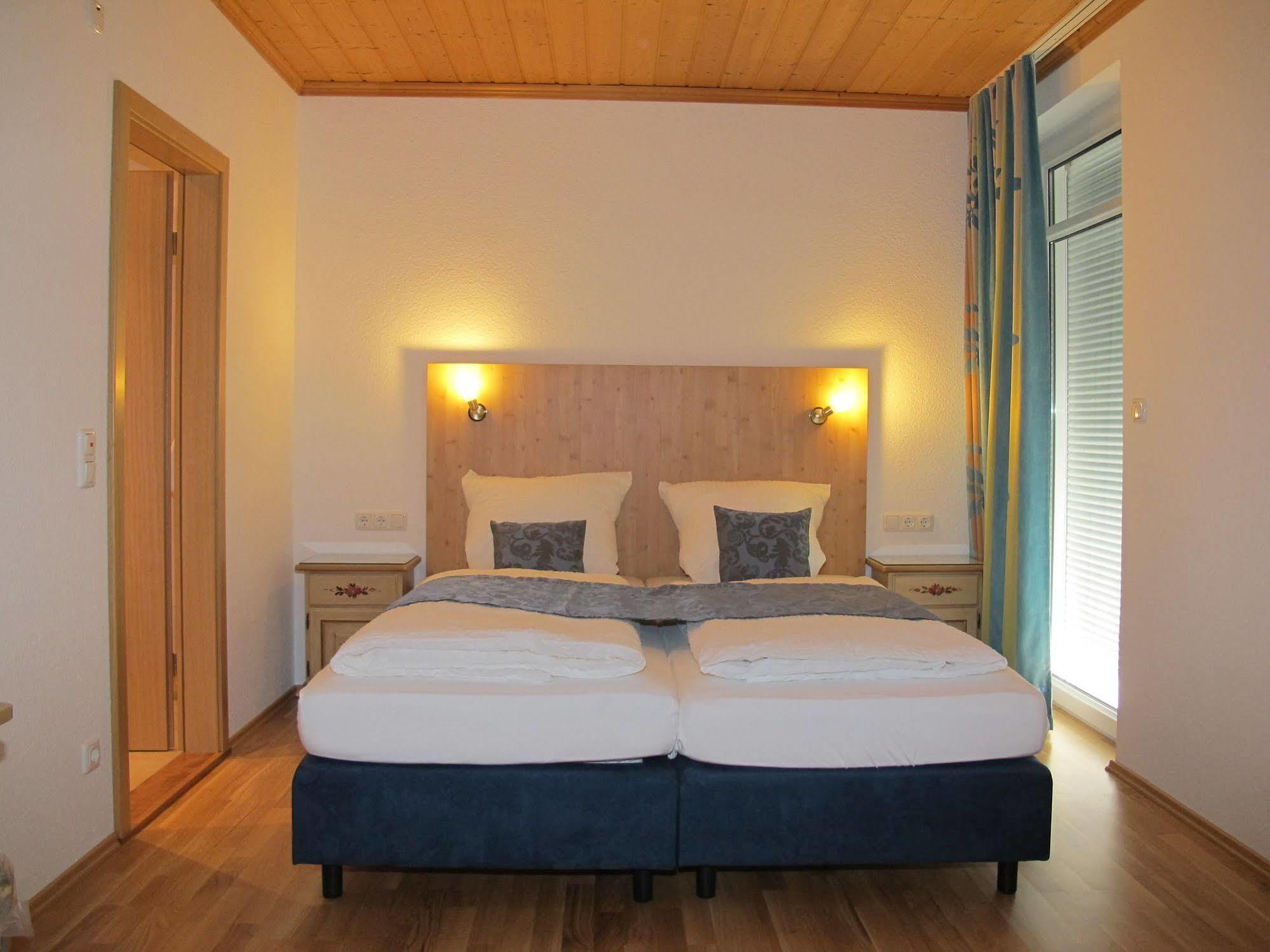 Hotel Garni Almenrausch Und Edelweiss การ์มิช-พาร์เทนเคียร์เชน ภายนอก รูปภาพ