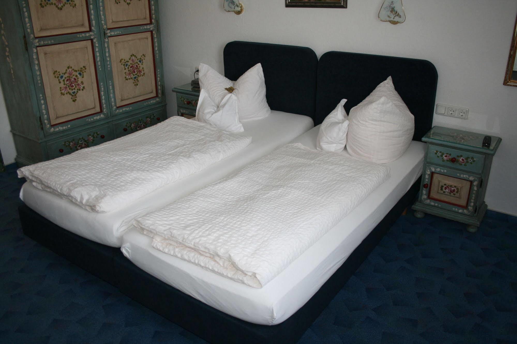 Hotel Garni Almenrausch Und Edelweiss การ์มิช-พาร์เทนเคียร์เชน ภายนอก รูปภาพ