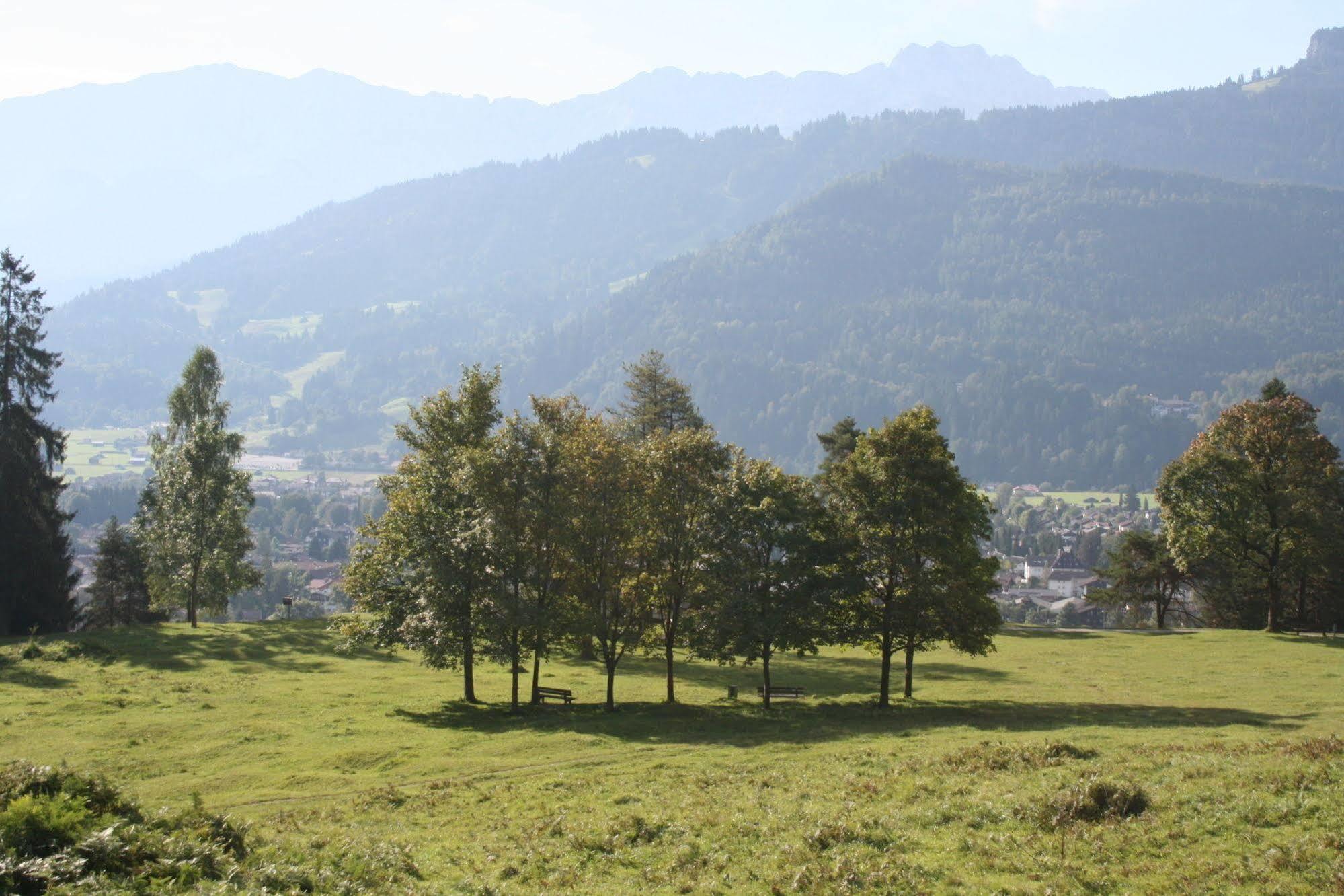 Hotel Garni Almenrausch Und Edelweiss การ์มิช-พาร์เทนเคียร์เชน ภายนอก รูปภาพ