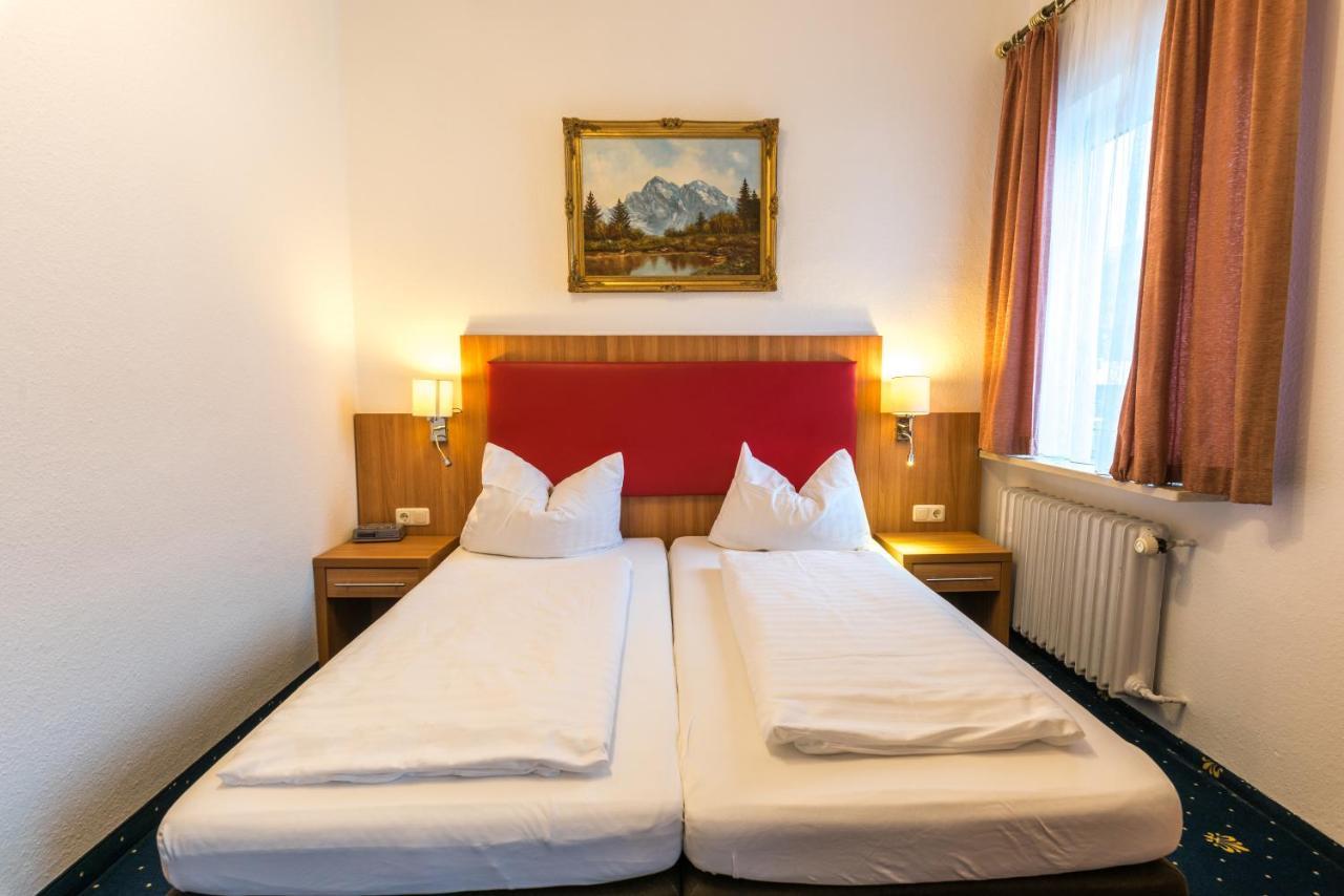 Hotel Garni Almenrausch Und Edelweiss การ์มิช-พาร์เทนเคียร์เชน ภายนอก รูปภาพ