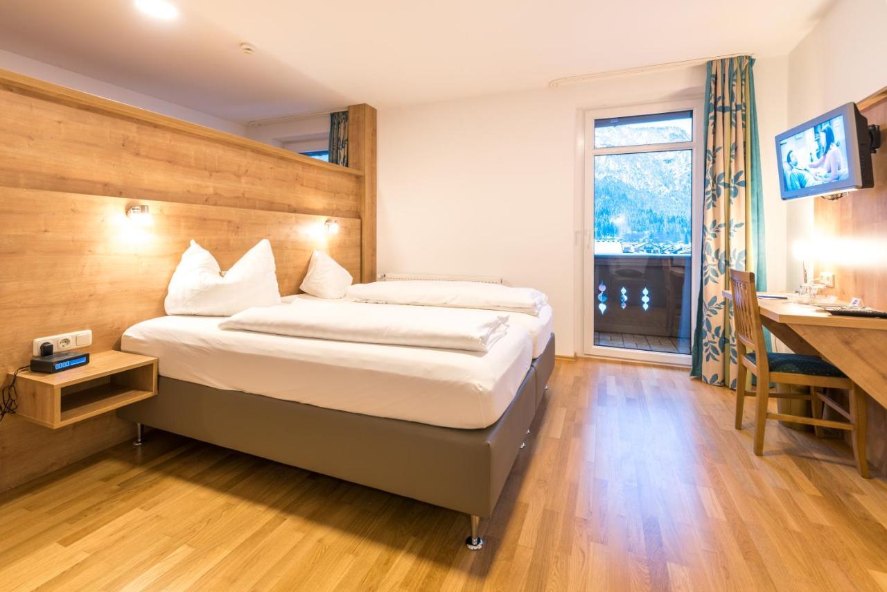 Hotel Garni Almenrausch Und Edelweiss การ์มิช-พาร์เทนเคียร์เชน ภายนอก รูปภาพ