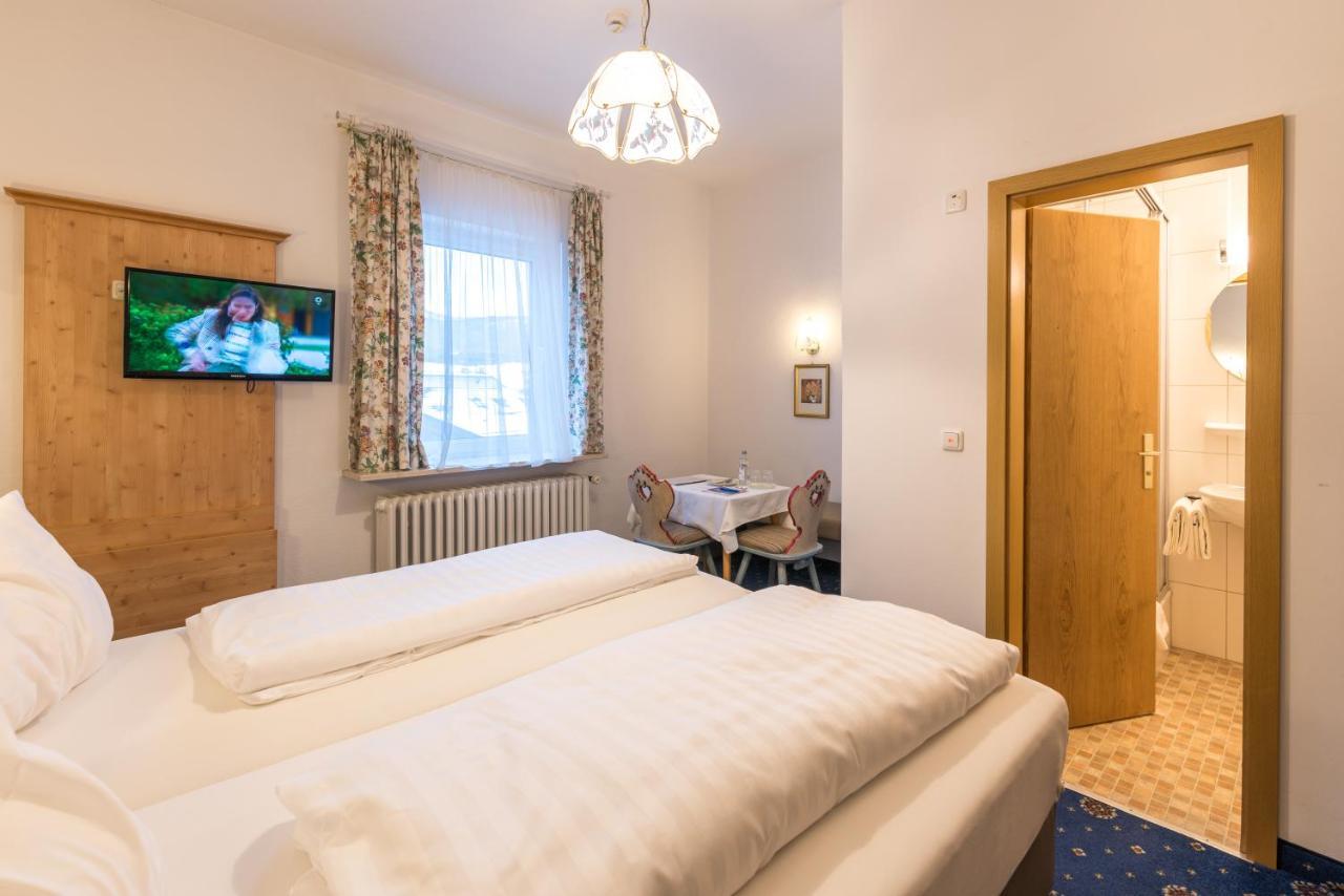 Hotel Garni Almenrausch Und Edelweiss การ์มิช-พาร์เทนเคียร์เชน ภายนอก รูปภาพ